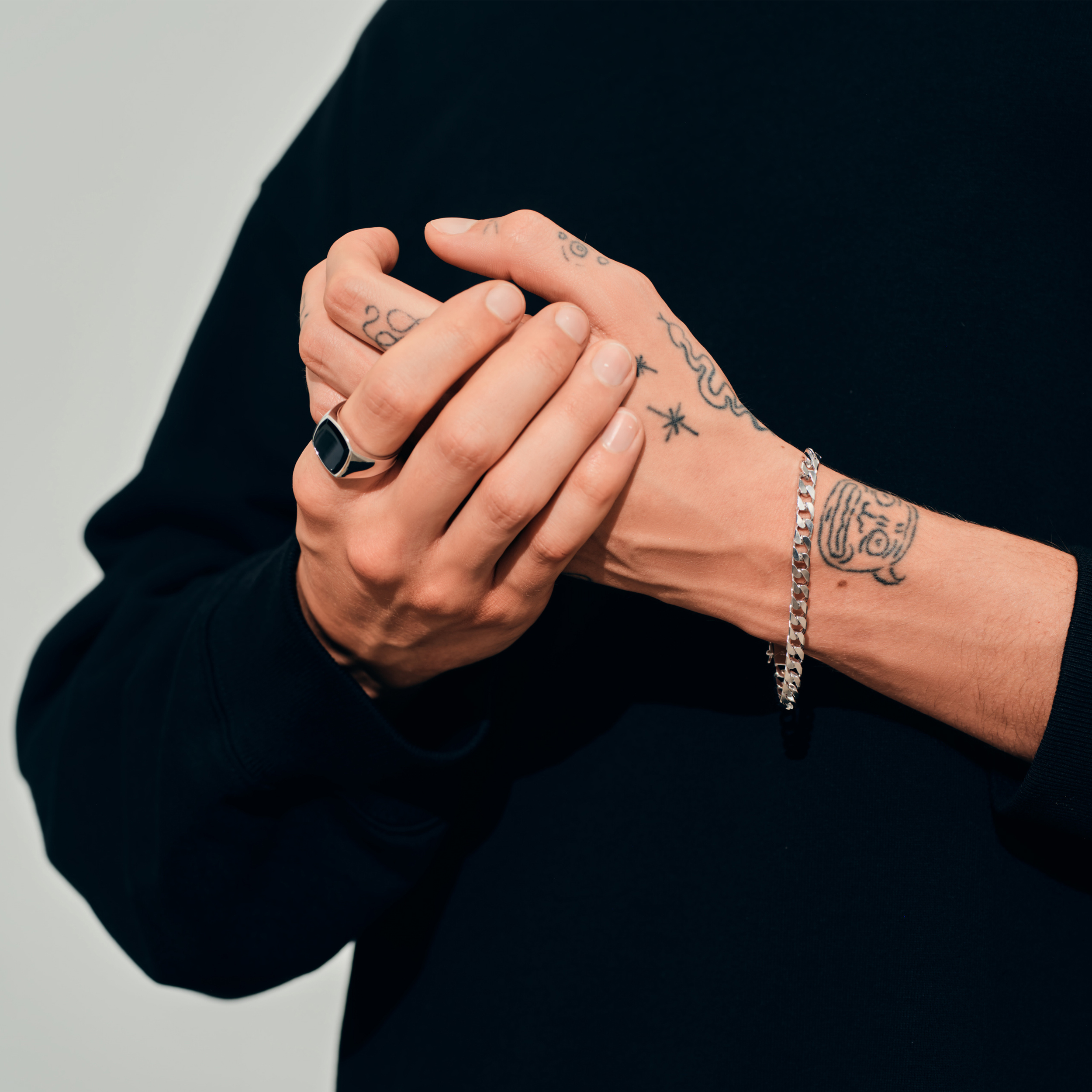 ★エレガントなデザイン【Tom Wood】Frankie Bracelet silver Tom Wood Frankie Sterling Silver Bracelet | Silver | FARFETCH
